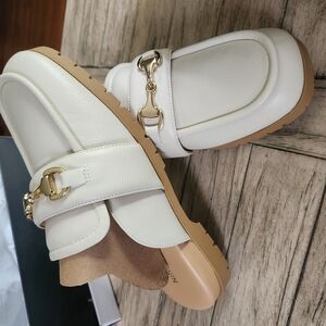 Nine West Ivory Loafers with Gold Accent Size 9.5